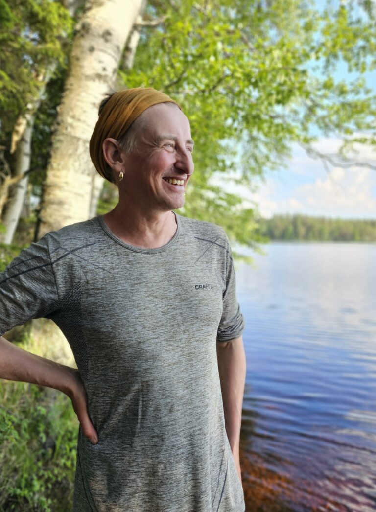 Kimmo Ylönen hymyilee järvessä.