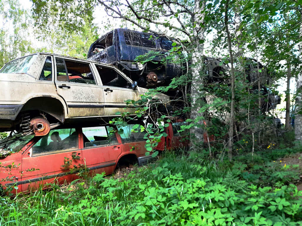 Kuvassa kasa vanhoja Volvoja päällekäin.